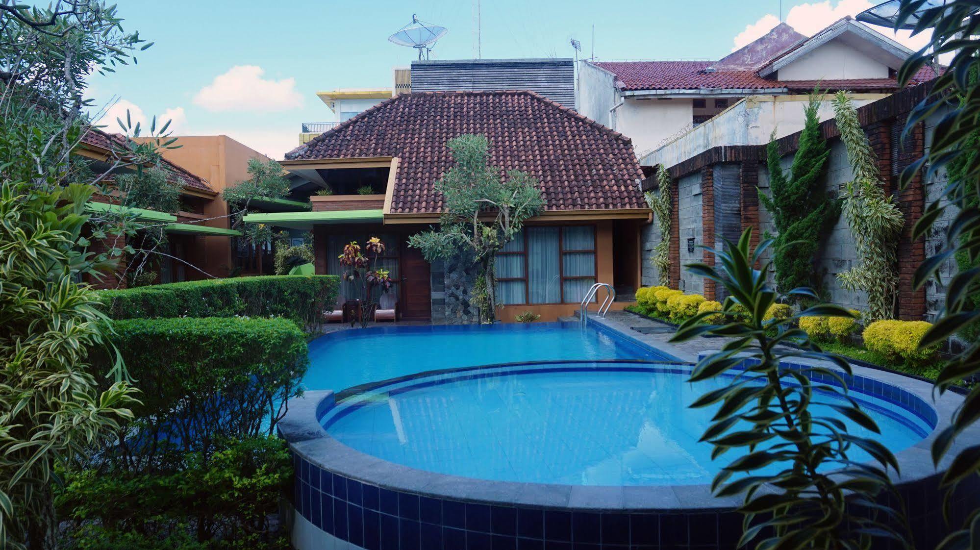 Hotel Rumput Resort & Resto Maguwo Exterior photo